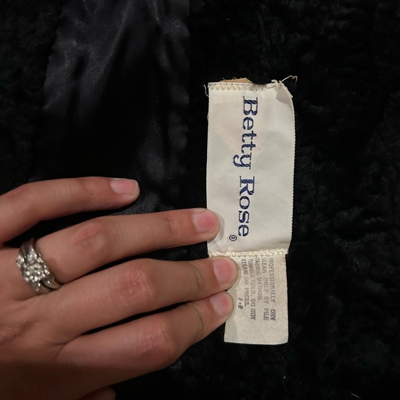 Betty Rose Vintage Fur - Picture 10 of 13